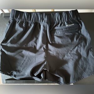 Black Columbia women short size s.